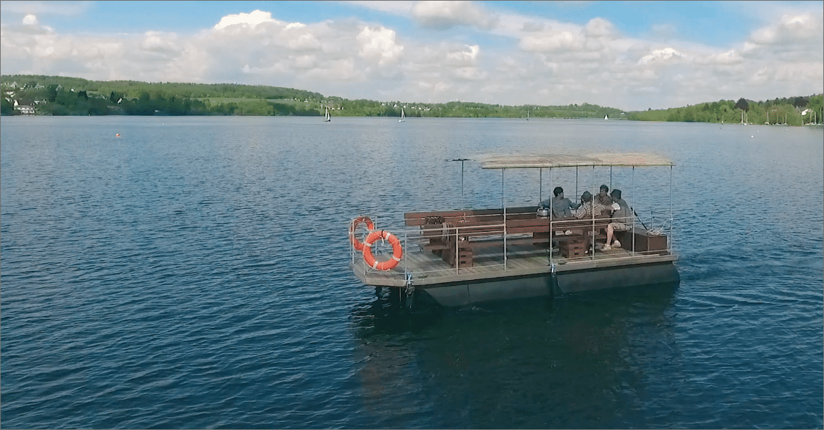 Mit dem Grillfloß auf dem Möhnesee