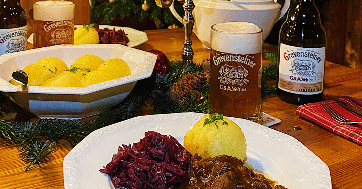 Biergulasch mit Knödeln und Rotkohl